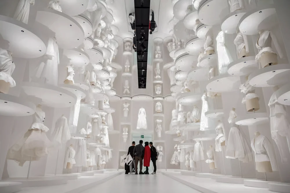 Interior de loja apresentado no material como case Issey Miyake